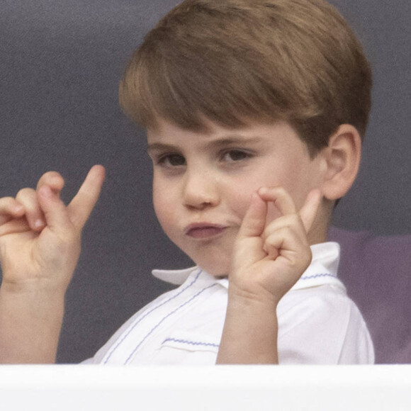 Dès qu'elle le peut, Kate Middleton l'aide justement à libérer son énergie comme il le demande mais pas forcément à la fin d'une journée. 
Le prince Louis de Cambridge - Jubilé de platine de la reine Elisabeth II d'Angleterre à Bukingham Palace à Londres, le 5 juin 2022. 