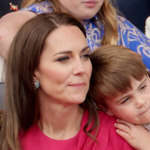 Catherine Kate Middleton, duchesse de Cambridge et le prince Louis - La famille royale regarde la grande parade qui clôture les festivités du jubilé de platine de la reine à Londres le 5 juin 2022. 