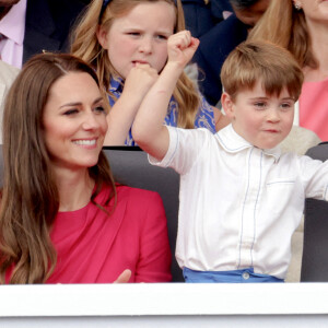 Le prince Louis, bientôt 5 ans, est une star de la famille royale depuis les images de lui dévoilées lors du dernier jubilé de la reine Elizabeth II en juin dernier.
Kate Catherine Middleton, duchesse de Cambridge, le prince Louis, la princesse Charlotte - La famille royale d'Angleterre lors de la parade devant le palais de Buckingham, à l'occasion du jubilé de la reine d'Angleterre.