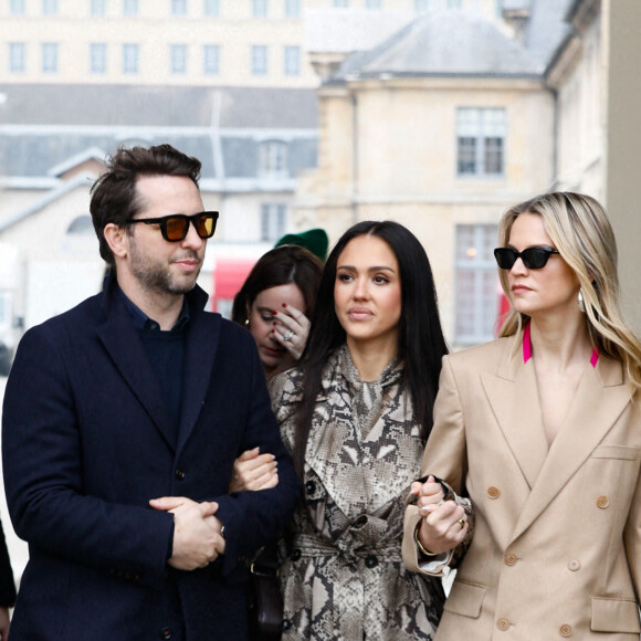 Derek Blasberg, Jessica Alba et Kelly Sawyer Patricof - Arrivées au défilé de mode prêt-à-porter automne-hiver 2023/2024 "Stella McCartney" au Manège de l'Ecole Militaire lors de la Fashion Week de Paris. Le 6 mars 2023 © Christophe Clovis-Veeren / Bestimage 