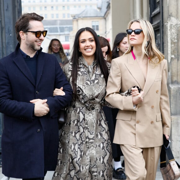 Derek Blasberg, Jessica Alba et Kelly Sawyer Patricof - Arrivées au défilé de mode prêt-à-porter automne-hiver 2023/2024 "Stella McCartney" au Manège de l'Ecole Militaire lors de la Fashion Week de Paris. Le 6 mars 2023 © Christophe Clovis-Veeren / Bestimage 