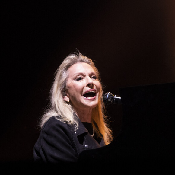 "C'était nouveau, c'était une espèce d'éclair foudroyant. Et il fallait que j'y aille", a-t-elle déclaré.
Exclusif - Véronique Sanson - XVème gala pour la Fondation Recherche Alzheimer à l'Olympia à Paris le 14 mars 2022. © Jack Tribeca/Bestimage