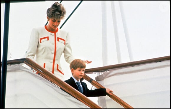 Pour rappel, Diana est morte dans un accident de voiture en 1997, alors qu'Harry avait 12 ans et Wlliam 15 ans. 
La princesse Diana et le prince Harry à leur arrivée au Canada en 1991