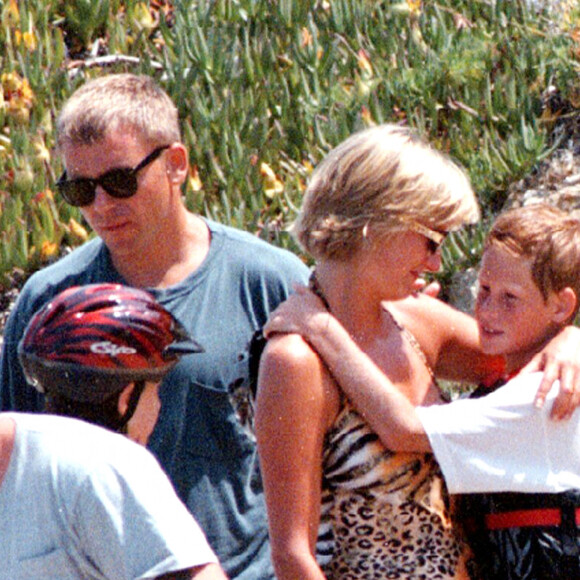 Le prince Harry aurait ensuite souffert d'un TDA selon l'expert.
Lady Diana en vacances avec le prince Harry à Saint Tropez en juillet 1997 lors de son dernier été.