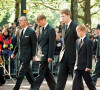 Un moment très traumatisant pour les deux frères. 
Le prince Philip, duc d'Edimbourg, le prince William, le comte Charles Spencer, le prince Harry et le prince Charles lors de la procession funéraire lors des funérailles de la princesse Diana. Le 6 septembre 1997 