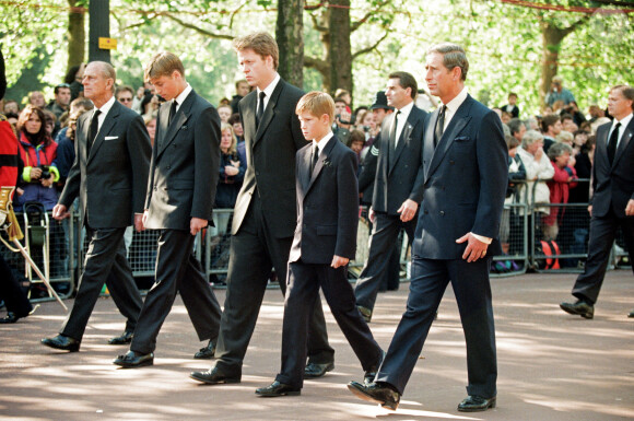 Un moment très traumatisant pour les deux frères. 
Le prince Philip, duc d'Edimbourg, le prince William, le comte Charles Spencer, le prince Harry et le prince Charles lors de la procession funéraire lors des funérailles de la princesse Diana. Le 6 septembre 1997 