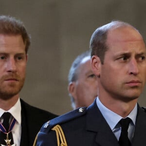 Aujourd'hui, les deux fils de Lady Diana ne se parlent plus après de graves brouilles.
Le prince Harry, duc de Sussex, le prince de Galles William - Intérieur - Procession cérémonielle du cercueil de la reine Elisabeth II du palais de Buckingham à Westminster Hall à Londres. Le 14 septembre 2022 