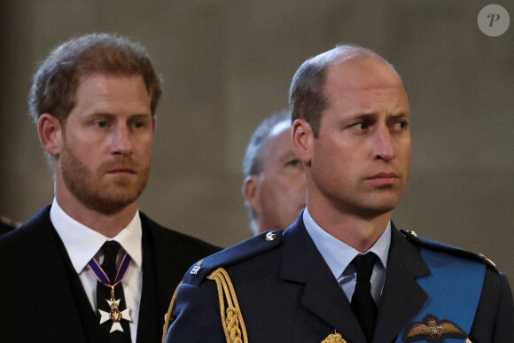Aujourd'hui, les deux fils de Lady Diana ne se parlent plus après de graves brouilles.
Le prince Harry, duc de Sussex, le prince de Galles William - Intérieur - Procession cérémonielle du cercueil de la reine Elisabeth II du palais de Buckingham à Westminster Hall à Londres. Le 14 septembre 2022 