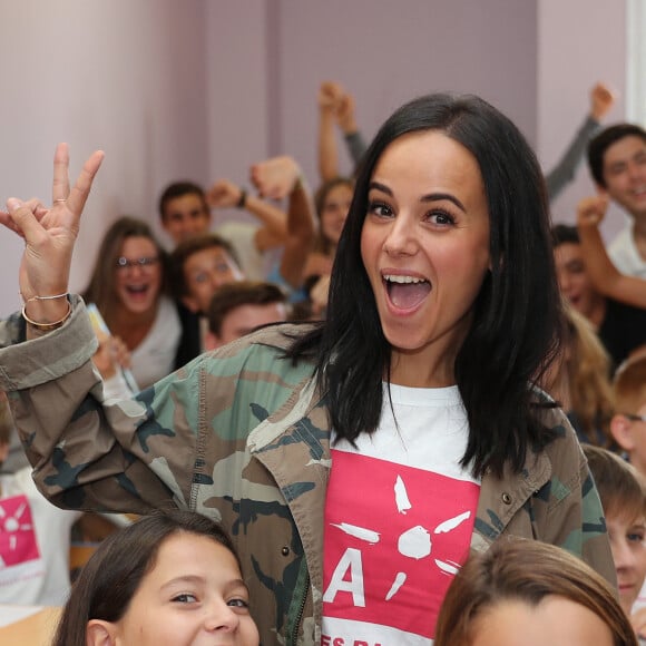 Exclusif - La chanteuse Alizée a donné de la voix pour se faire entendre des 109 élèves de 5ème qui participaient à la dictée ELA.  © Olivier Sanchez/Crystal Pictures/Bestimage