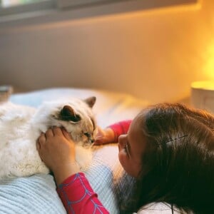 La petite Maggy était très attachée au chat. @ Instagram / Alizée