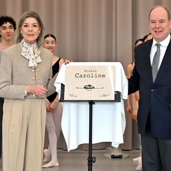La princesse Caroline a ensuite été invitée à dévoiler la plaque inaugurale du studio. Moment où elle a donc découvert qu'il portait son nom 
Le prince Albert II de Monaco et la princesse Caroline de Hanovre ont inauguré à Monaco, le 6 mars 2023, le nouveau studio de l'Académie de Danse Princesse Grace. Ce studio a été nommé "Studio Caroline". Son altesse royale de Hanovre a dévoilé la plaque en compagnie du directeur de l'académie, Luca Masala et a été très émue en découvrant cette plaque. © Bruno Bebert/Bestimage 