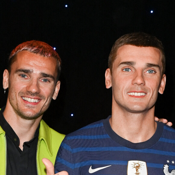 "Ce n'est pas cherché, ni voulu, c'est comme ça, mais c'est aussi un jour gravé à jamais pour toute la famille, d'autant plus entre frères et soeurs", a rétorqué Antoine Griezmann
 
Antoine Griezmann et son double en cire - Inauguration de la statue de cire de "Antoine Griezmann" au musée Grévin à Paris le 6 mars 2023. © Coadic Guirec/Bestimage