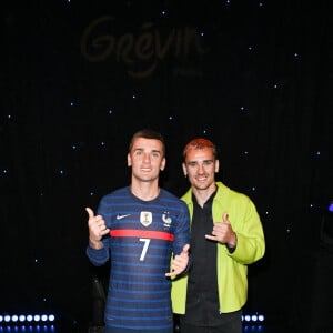 Antoine Griezmann et son double en cire - Inauguration de la statue de cire de "Antoine Griezmann" au musée Grévin à Paris le 6 mars 2023. © Coadic Guirec/Bestimage