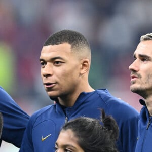 Kylian Mbappé et Antoine Griezmann au match de football de quart de finale opposant la France à l’Angleterre lors de la coupe du Monde (FIFA 2022) au stade Al Bayt à Al Khor au Qatar, le 10 décembre 2022. La France a gagné 2-1. © Philippe Perusseau/Bestimage