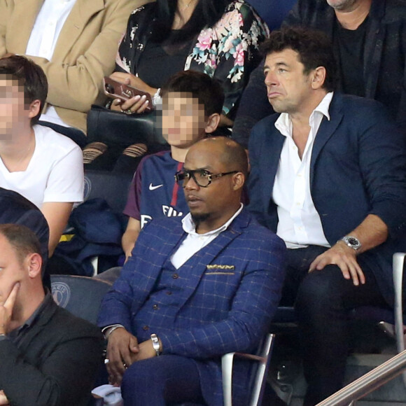 Patrick Bruel et ses enfants Léon et Oscar , Ary Abittan - People au match de foot PSG - Saint-Etienne au Parc des Princes à Paris le 25 Août 2017. Victoire du PSG 3 à 0.