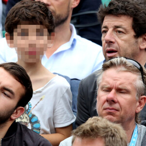 Patrick Bruel et son fils Léon - People dans les tribunes lors du Tournoi de Roland-Garros (les Internationaux de France de tennis) à Paris, le 28 mai 2016. © Dominique Jacovides/Bestimage 