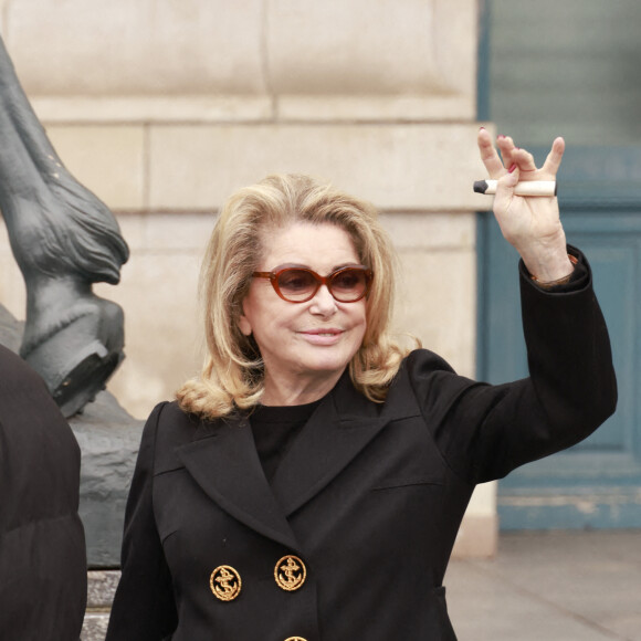 Heureusement, Catherine Deneuve était là.
Catherine Deneuve - Défilé Louis Vuitton prêt-à-porter automne-hiver 2023-2024 lors de la Fashion Week de Paris (PFW) le 6 mars 2023. © Christophe Aubert via Bestimage