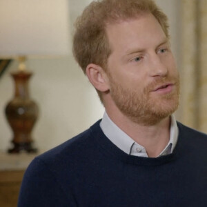 Pour l'instant, le prince Harry n'a pas indiqué s'il serait présent à l'événement avec sa femme Meghan Markle 
Le prince Harry accorde son unique interview au Royaume Uni au journaliste Tom Bradby pour la sortie de son autobiographie choc "Spare" (Le Suppléant) le 8 janvier 2023. 