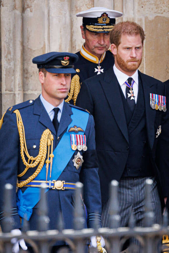 Malgré toutes les attaques qu'ils ont adressées à la famille royale, les Sussex sont bel et bien invités au couronnement. 
Le prince William, prince de Galles et Le prince Harry, duc de Sussex - Funérailles d'Etat de la reine Elizabeth II d'Angleterre, à Londres, Royaume Uni, le 19 septembre 2022. 