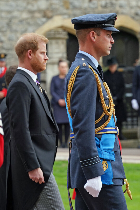Le prince William, prince de Galles, Le prince Harry, duc de Sussex - Arrivée à la Cérémonie funèbre en La Chapelle Saint-Georges en présence des 15 Premiers ministres des royaumes qui ont exercé pendant les 70 ans de règne de la reine Elizabeth II d'Angleterre. Le cercueil sera descendu dans la crypte royale de la Chapelle Saint-Georges où elle reposera au côté de son époux le prince Philip, décédé le 9 avril 2021. Une cérémonie privée d'inhumation se tiendra au Mémorial du roi George VI. Windsor, le 19 septembre 2022. © Kirsty O'Connor / Bestimage 