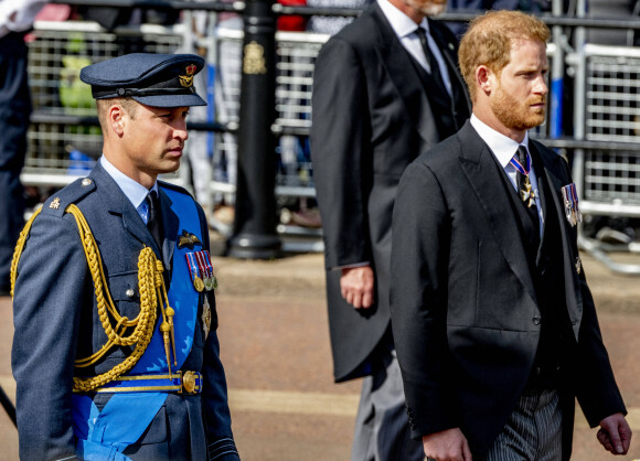Le prince William, prince de Galles, Le prince Harry, duc de Sussex - Procession cérémonielle du cercueil de la reine Elisabeth II du palais de Buckingham à Westminster Hall à Londres, où les Britanniques et les touristes du monde entier pourront lui rendre hommage jusqu'à ses obsèques prévues le 19 septembre 2022. Le 14 septembre 2022. 
