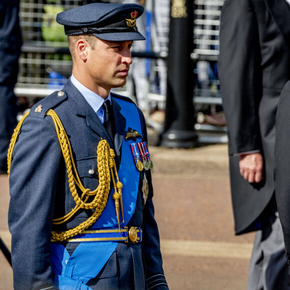 Le prince William, prince de Galles, Le prince Harry, duc de Sussex - Procession cérémonielle du cercueil de la reine Elisabeth II du palais de Buckingham à Westminster Hall à Londres, où les Britanniques et les touristes du monde entier pourront lui rendre hommage jusqu'à ses obsèques prévues le 19 septembre 2022. Le 14 septembre 2022. 