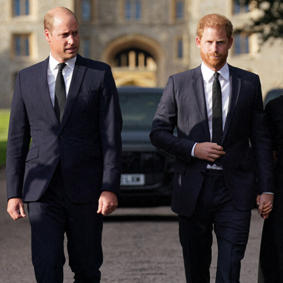 Les 2 frères n'attendront donc peut-être pas le couronnement du roi Charles III pour se revoir 
Le prince de Galles William et le prince Harry, duc de Sussex à la rencontre de la foule devant le château de Windsor, suite au décès de la reine Elisabeth II d'Angleterre. Le 10 septembre 2022 