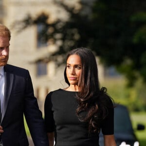 La princesse de Galles Kate Catherine Middleton, le prince de Galles William et le prince Harry, duc de Sussex et Meghan Markle, duchesse de Sussex à la rencontre de la foule devant le château de Windsor, suite au décès de la reine Elisabeth II d'Angleterre. Le 10 septembre 2022 