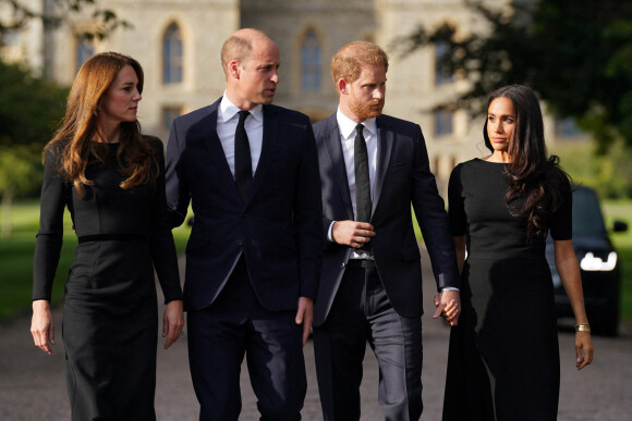 La princesse de Galles Kate Catherine Middleton, le prince de Galles William et le prince Harry, duc de Sussex et Meghan Markle, duchesse de Sussex à la rencontre de la foule devant le château de Windsor, suite au décès de la reine Elisabeth II d'Angleterre. Le 10 septembre 2022 