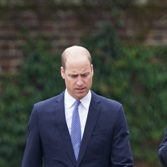 La date des obèsques n'est pas connue mais il n'est pas impossible que le prince Harry, attachée au clan de sa défunte mère, fasse le déplacement pour un dernier adieu
Le prince William, duc de Cambridge, et son frère Le prince Harry, duc de Sussex, se retrouvent à l'inauguration de la statue de leur mère, la princesse Diana dans les jardins de Kensington Palace à Londres, le 1er juillet 2021. Ce jour-là, la princesse Diana aurait fêté son 60 ème anniversaire. 