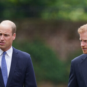 Le prince William, duc de Cambridge, et son frère Le prince Harry, duc de Sussex, se retrouvent à l'inauguration de la statue de leur mère, la princesse Diana dans les jardins de Kensington Palace à Londres, le 1er juillet 2021. Ce jour-là, la princesse Diana aurait fêté son 60 ème anniversaire. 