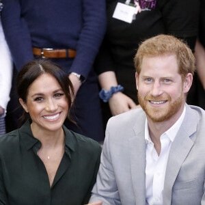 Le prince Harry, duc de Sussex, et Meghan Markle, duchesse de Sussex, rencontrent des membres du Joff, Peacehaven Youth Centre à PeaceHaven dans le Sussex le 3 octobre 2018. 