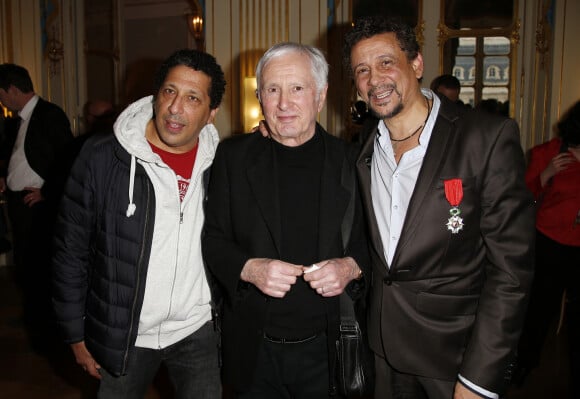 Abel Jafri pose avec Smaïn et Marcel Amont lors de la cérémonie le décorant Chevalier de l'ordre national de la Légion d'honneur au Ministère de la Culture à Paris, le 30 mars 2015