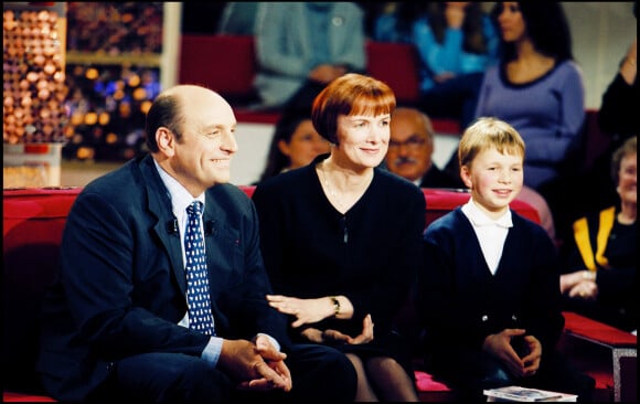 Une famille marquée par le drame mais qui a su rester soudée
Bernard Loiseau avec sa femme Dominique et leur fils Bastien en 2003 sur le plateau de Vivement dimanche.