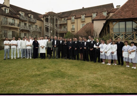 Archives - Patrick Bertron, chef du relais de Bernard Loiseau, la veuve de Bernard Loiseau Domnique Loiseau, le directeur Hubert Couilloud et l'équipe posent à l'hôtel de la Côte d'Or à Saulieu, en 2004.