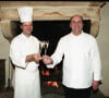 Grande figure de la gastronomie, Bernard Loiseau (à droite) avait notamment un célèbre restaurant sur ses terres à Saulieu
Archives - Les chefs Bernard Loiseau et Patrick Bertron, posent à l'hôtel de la Côte d'Or à Saulieu, en 2002.