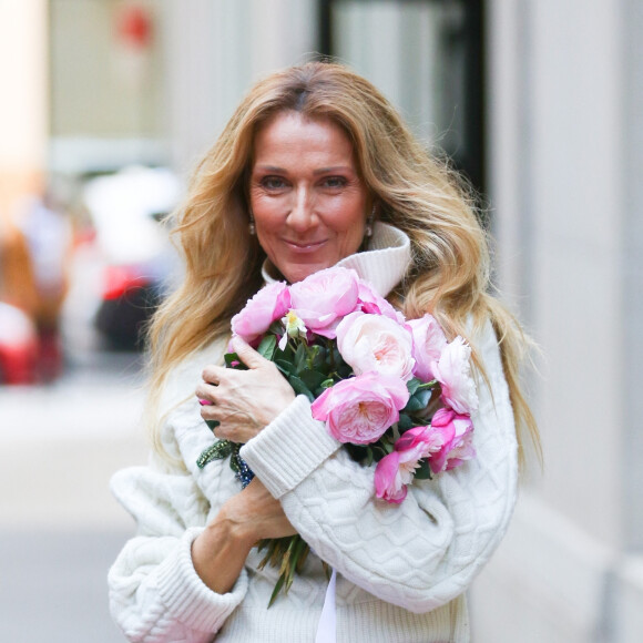 La chanteuse québécoise a mis en pause son Courage World Tour pour se soigner
Céline Dion saluant ses fans à la sortie de son hôtel à New York, le 8 mars 2020