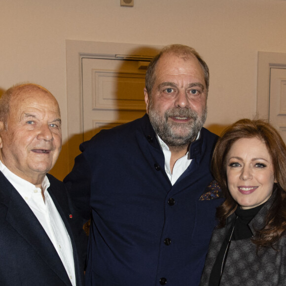 "On est tous des êtres humains, il a des réactions humaines, c'est pour ça que je l'aime"
Marc Ladreit de Lacharrière, Eric Dupond-Moretti et sa compagne Isabelle Boulay au théâtre de la Madeleine à Paris le 22 janvier 2019. © Pierre Perusseau/Bestimage