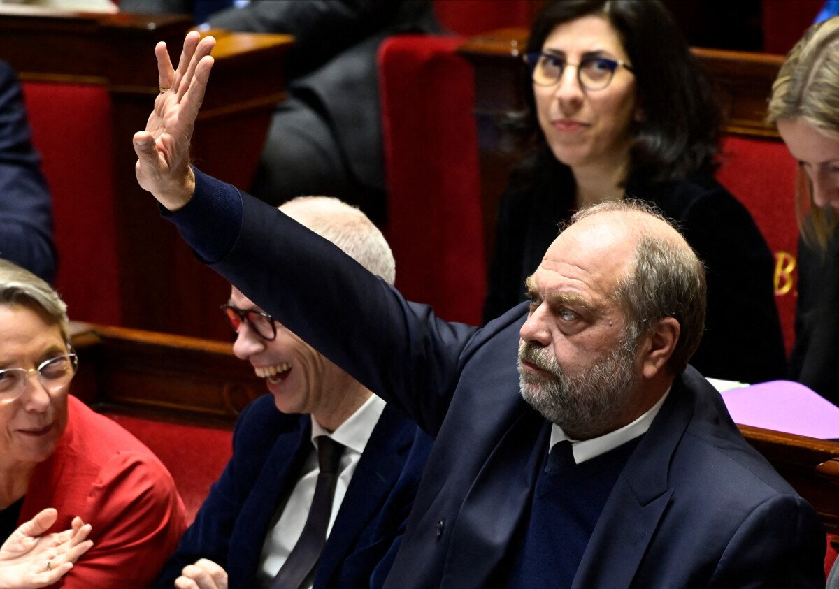 Photo Éric Dupond Moretti A Adressé Trois Bras Dhonneur Consécutifs