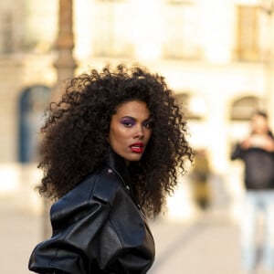 Pour ce shooting, Tina Kunakey ne portait qu'une simple culotte noire avec des collants
Exclusif -  Le mannequin français Tina Kunakey en body et perfecto adossé à une Ferrari 308 lors d'un shooting photo sur la place Vendôme en marge du prêt-à-porter automne-hiver 2023/2024 de la Fashion Week de Paris (PFW) , à Paris, France, le 2 mars 2023. © Da Silva-Perusseau/Bestimage 