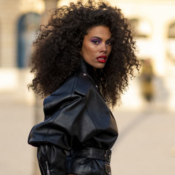 En culotte, elle dévoilait ses vergetures sans complexes
Exclusif - Le mannequin français Tina Kunakey en body et perfecto adossé à une Ferrari 308 lors d'un shooting photo sur la place Vendôme en marge du prêt-à-porter automne-hiver 2023/2024 de la Fashion Week de Paris (PFW) , à Paris, France, le 2 mars 2023. © Da Silva-Perusseau/Bestimage 