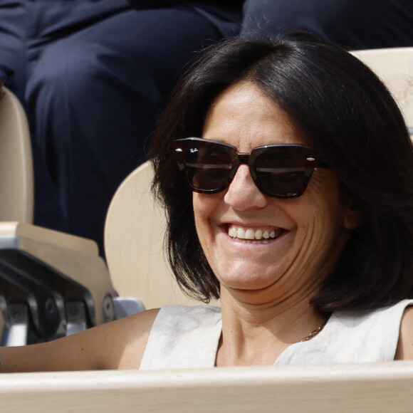 La soirée a rencontré un grand succès et a été vivement commentée de manière positive sur Twitter.
Florence Foresti et son compagnon Alexandre Kominek - People dans les tribunes lors des Internationaux de France de Tennis de Roland Garros 2022 à Paris le 29 mai 2022. © Cyril Moreau/Bestimage