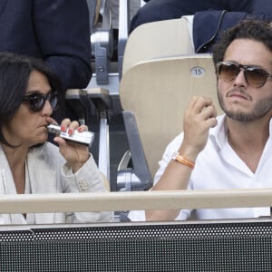 Florence Foresti et son compagnon Alexandre Kominek - People dans les tribunes lors des Internationaux de France de Tennis de Roland Garros 2022 à Paris le 29 mai 2022. © Cyril Moreau/Bestimage