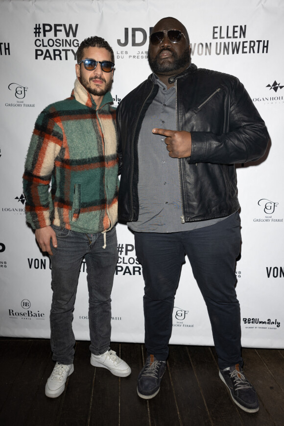 Passé par le centre de formation de l'AJ Auxerre, Bruce Dombolo e parvient pas à percer dans le football, la faut à une mauvaise hygiène de vie
 
Exclusif - Soufiane Guerrab et Bruce Dombolo au photocall de la soirée Forbes PFW Closing Party dans Les Jardins du Presbourg à Paris le 8 mars 2022. © Jeremy Melloul / Bestimage