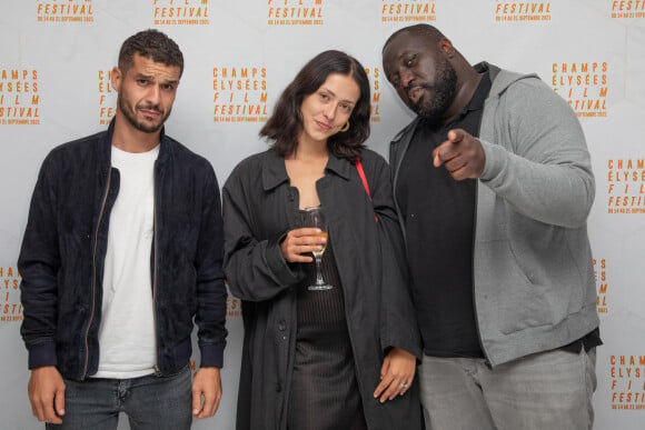 Bruce Dombolo décide alors de changer de voie et se met à braquer des bijouteries. "Mon collègue était armé, pas moi", assure-t-il
 
Exclusif - Soufiane Guerrab, guest, Bruce Dombolo - Photocall de la soirée Rooftop & Kiddy Smile dans le cadre de la 10ème édition du Champs-Elysées Film Festival à Paris. Le 20 septembre 2021. © Jérémy Melloul / Bestimage