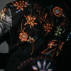 Reproduisez le look de Shakira avec cette veste fleurie à l'image de Shakira