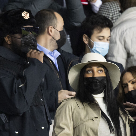 Gims et sa femme Demdem, Vitaa et son mari Hicham Bendaoud - People au match de Ligue 1 Uber Eats "PSG contre Monaco (2-0)" au Parc des Princes à Paris le 12 décembre 2021. © Cyril Moreau/Bestimage  People at the Uber Eats Ligue 1 match "PSG against Monaco (2-0)" at the Parc des Princes in Paris on December 12, 2021. 