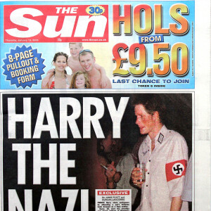 A noter que ce scandale avait fait la une du "Sun".
Le Prince Harry, photographié en uniforme nazi lors d'une fête costumée en janvier 2005.