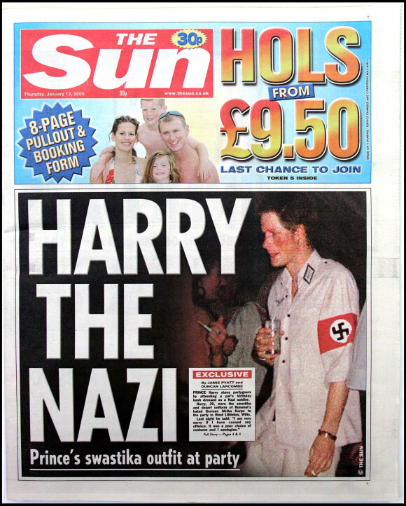 A noter que ce scandale avait fait la une du "Sun".
Le Prince Harry, photographié en uniforme nazi lors d'une fête costumée en janvier 2005.