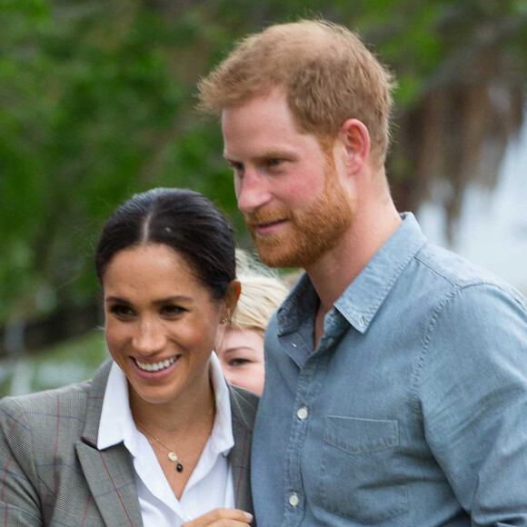 Le prince Harry, duc de Sussex et sa femme Meghan Markle, duchesse de Sussex (enceinte) sont accueillis par des élèves australiens à leur arrivée à Dubbo en Australie dans le cadre de leur première tournée officielle.